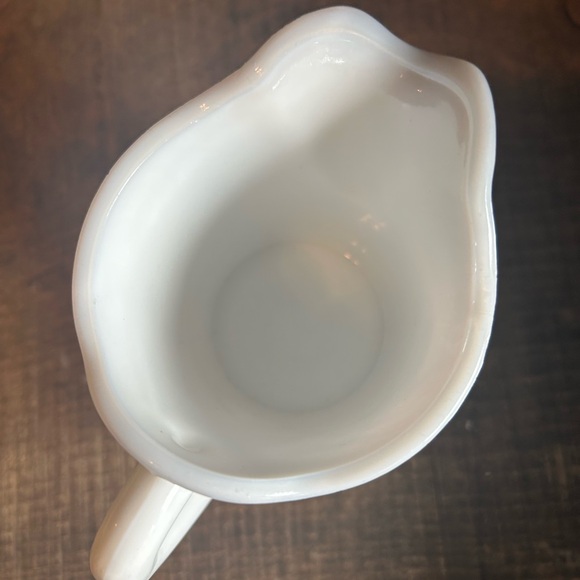 Milk Glass Vintage creamer with leaf print - Picture 6 of 8